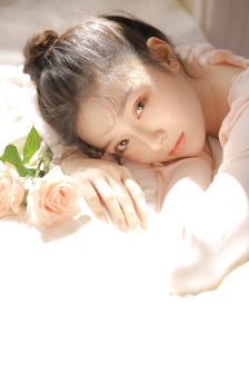 美女做胸部按摩